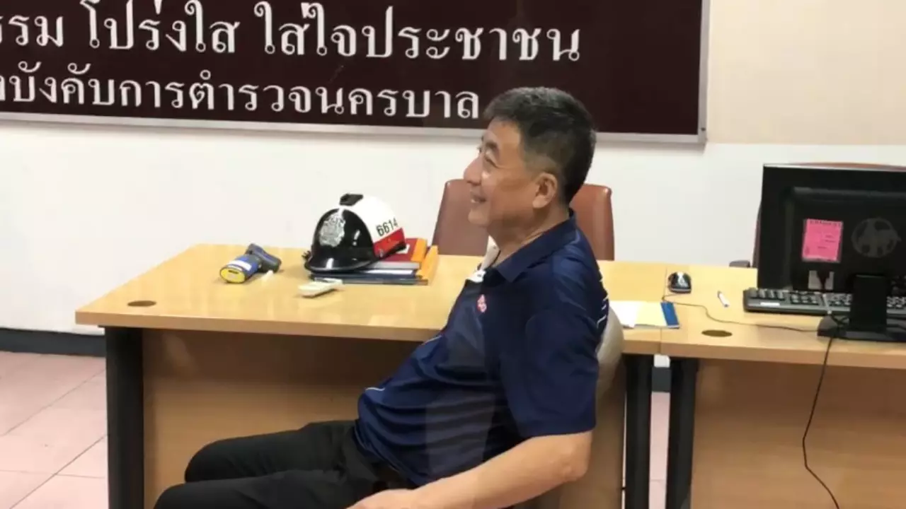 เสี่ยใหญ่เมาขับ ซิ่งเบนซ์ชน รองผกก.กองปราบดับคาซากรถพร้อมภรรยา (คลิป)