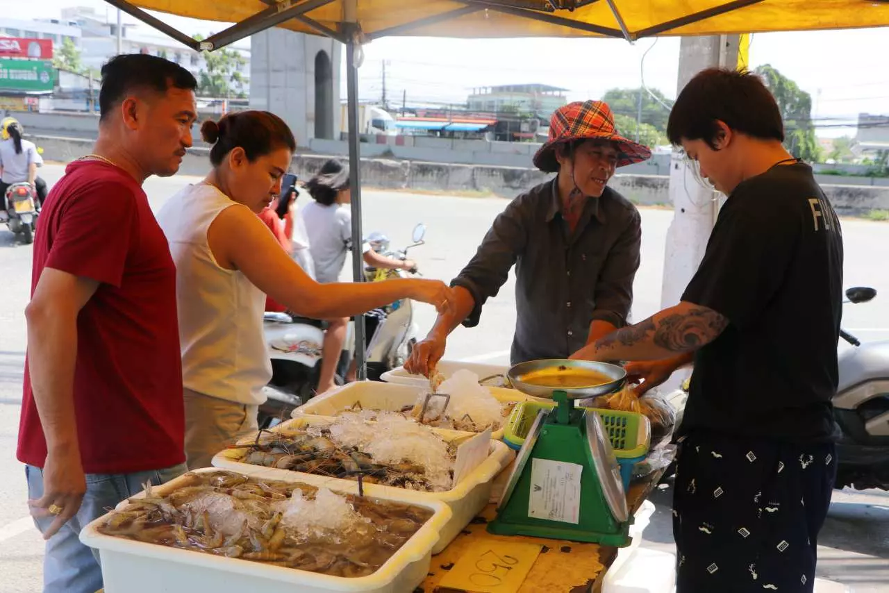 แห่ซื้อ "กุ้งก้ามกราม" ของดีที่บางปะกง ราคาแค่หลักร้อย สดจากแพทุกชม.