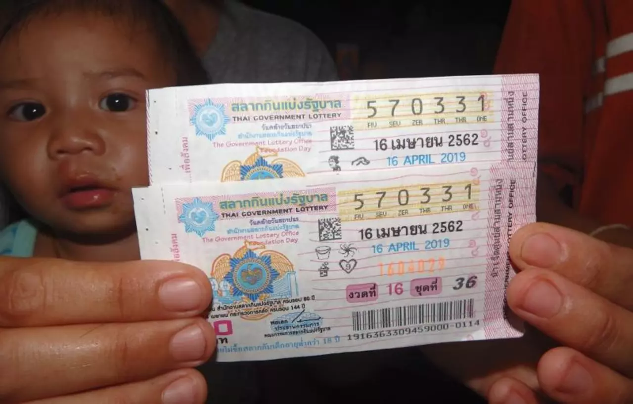 2 ผัวเมียผู้รับเหมาที่นครพนม ดวงเฮงถูกหวย 12 ล้าน เผยพระเคยทักจะมีโชค