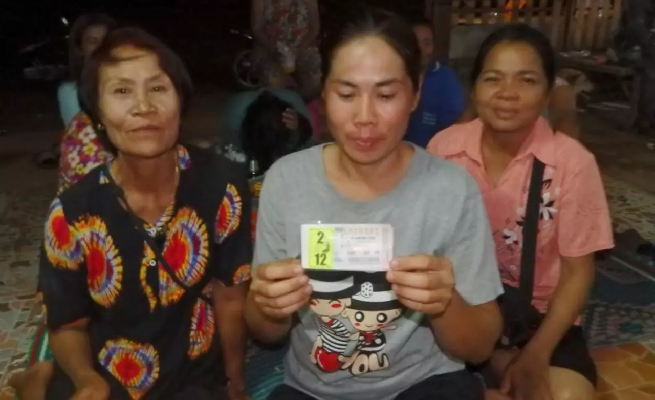 2 ผัวเมียผู้รับเหมาที่นครพนม ดวงเฮงถูกหวย 12 ล้าน เผยพระเคยทักจะมีโชค