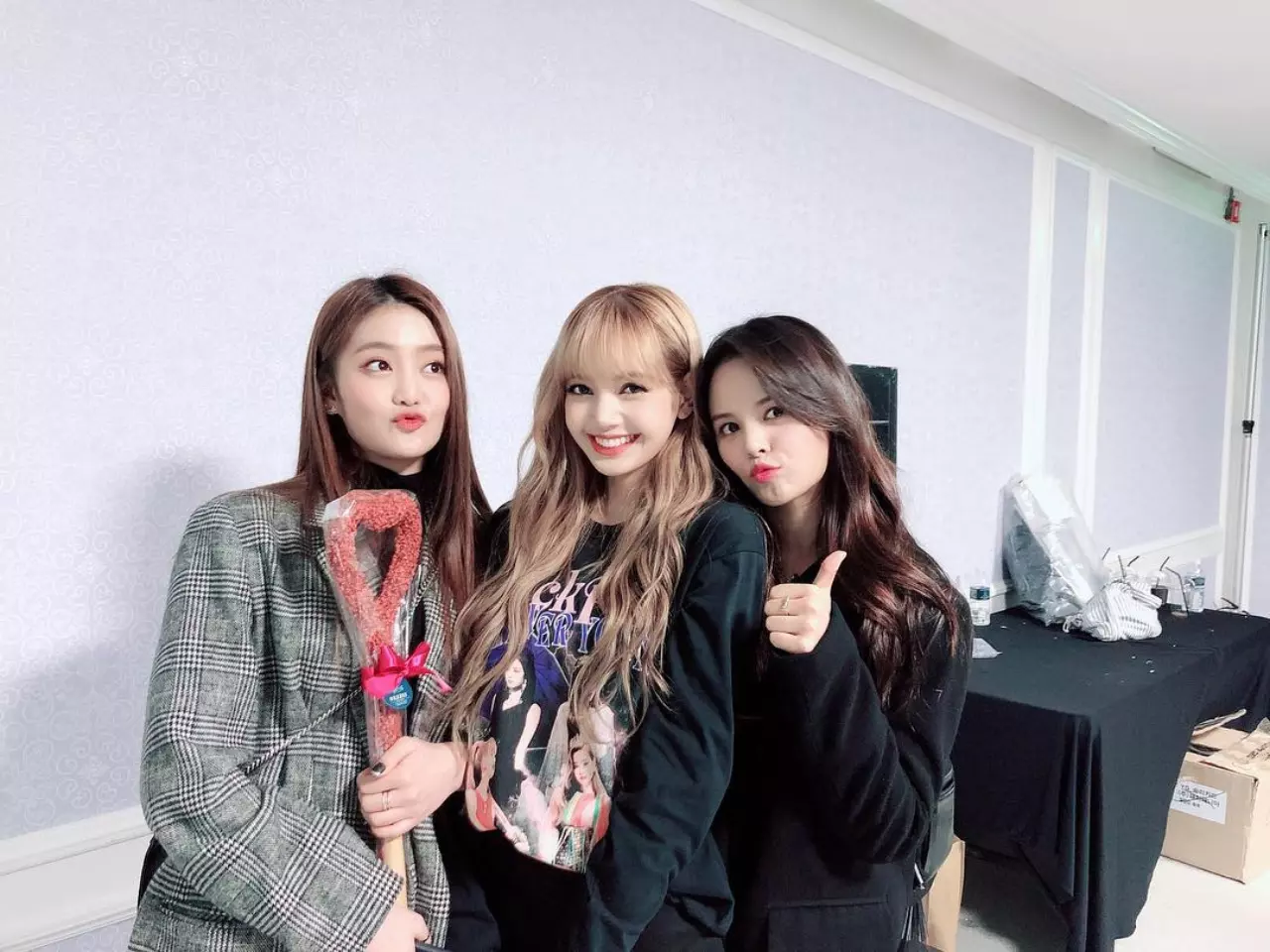 ทำความรู้จัก "สร-มินนี่" 2 สาวไอดอลสัญชาติไทย เพื่อน "ลิซ่า BLACKPINK"