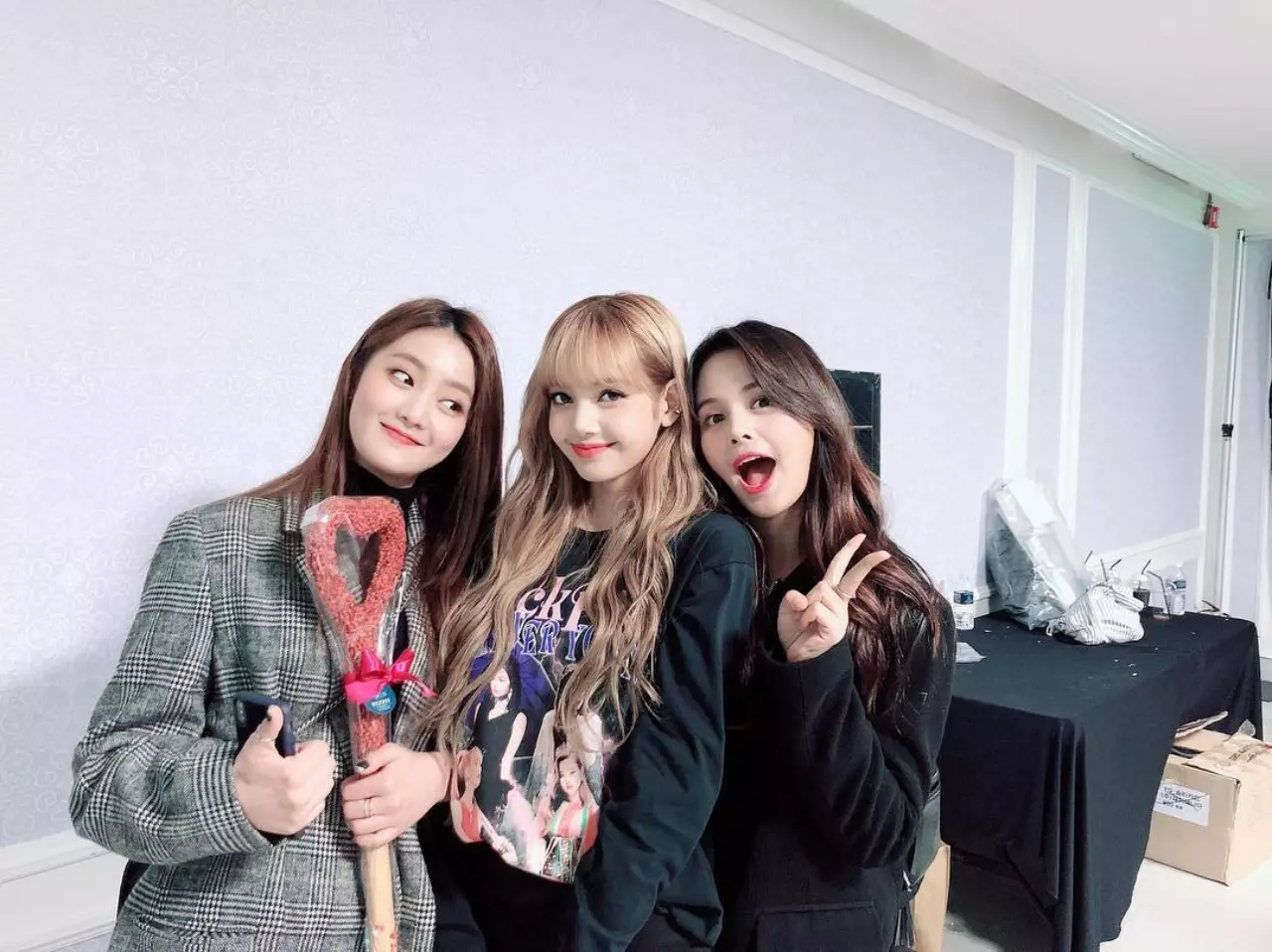 ทำความรู้จัก "สร-มินนี่" 2 สาวไอดอลสัญชาติไทย เพื่อน "ลิซ่า BLACKPINK"