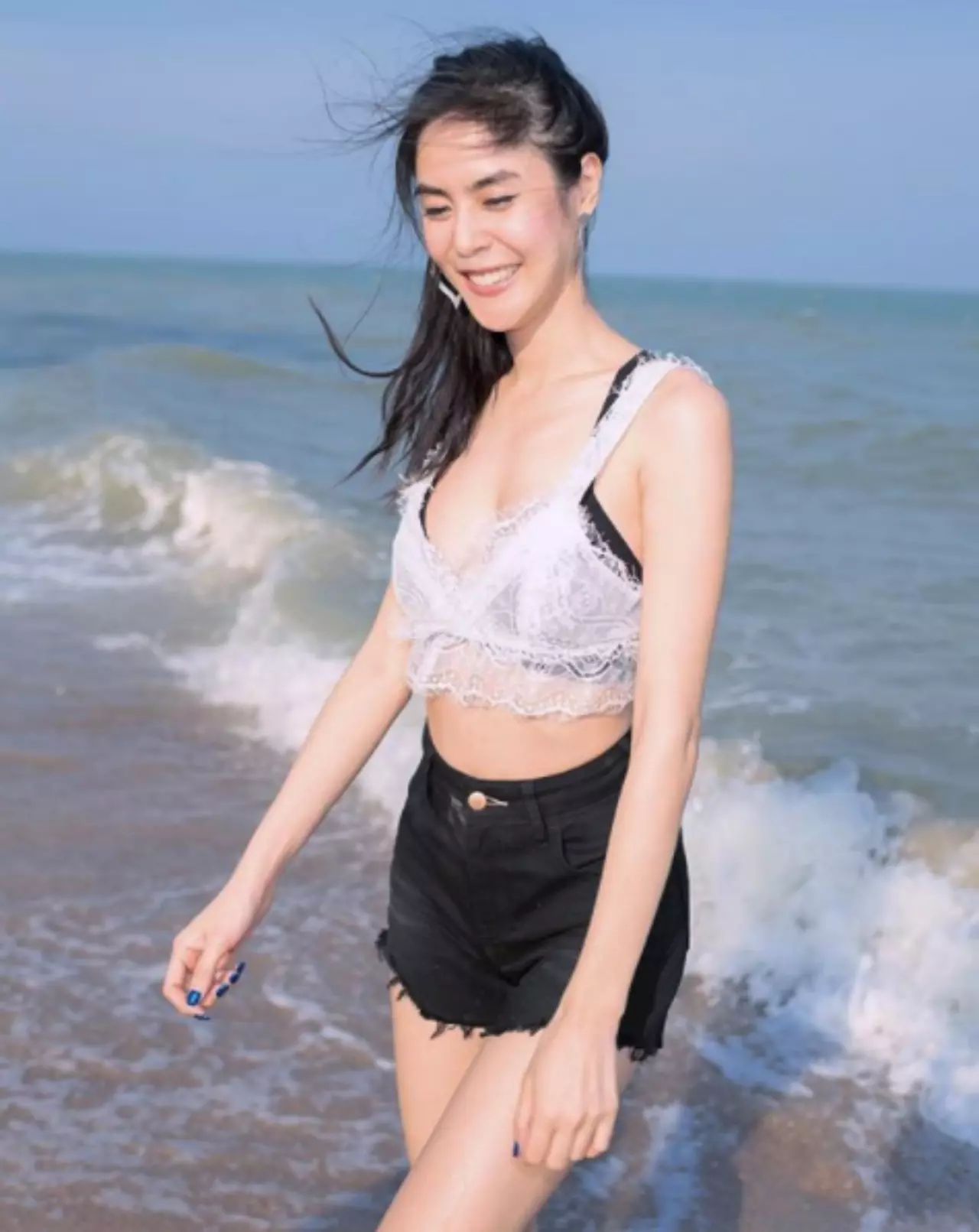 พีค สายฮาโชว์สกิลร้องเพลงริมทะเล แฟนหนุ่มแซวกลับเอาเนื้อร้องส่งให้ที (คลิป)