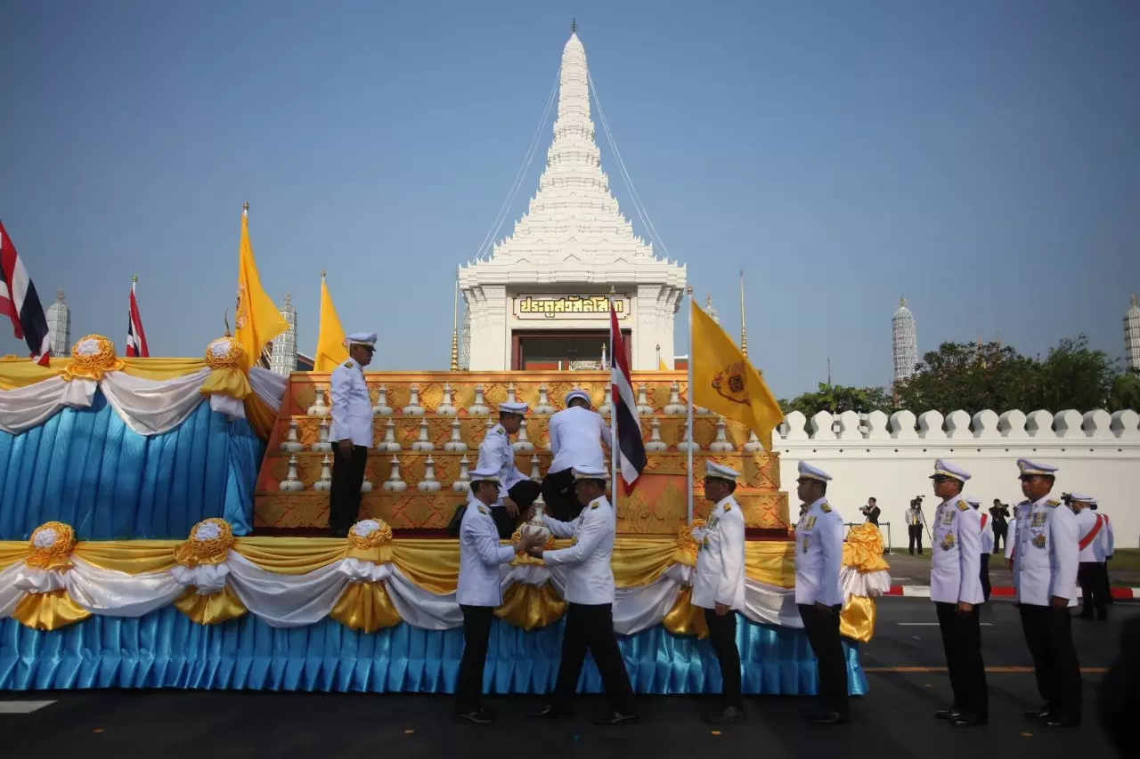 ริ้วขบวนเชิญ "คนโทน้ำอภิเษกยิ่งใหญ่" ไปอุโบสถ วัดพระแก้ว