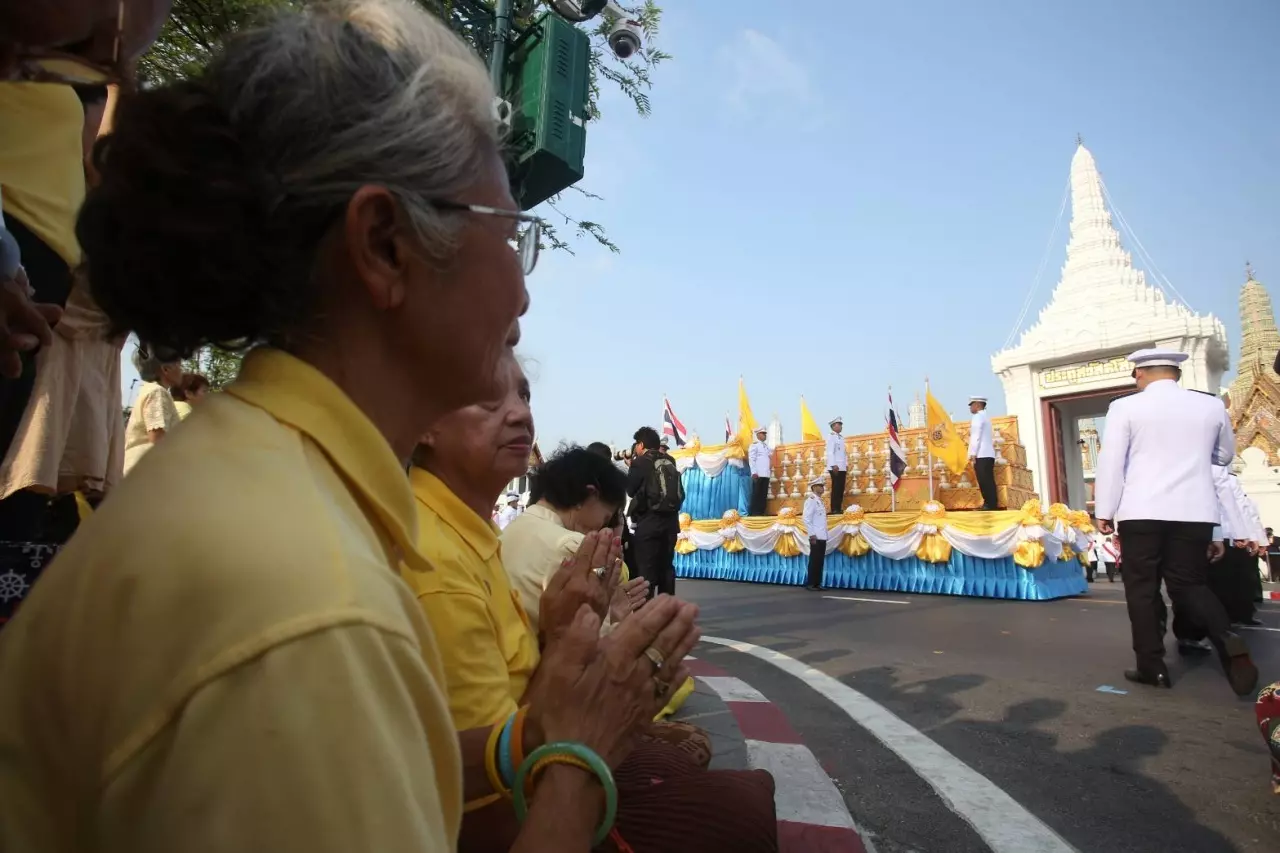 ริ้วขบวนเชิญ "คนโทน้ำอภิเษกยิ่งใหญ่" ไปอุโบสถ วัดพระแก้ว