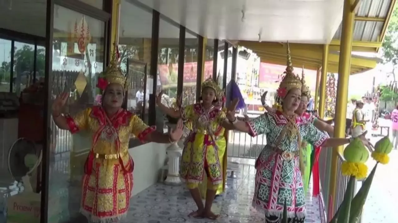 ถูกหวย จ้างละครแก้บน ต้นตะเคียน "แม่แก้วเรือนทอง" แห่ส่องเลขขันน้ำมนต์