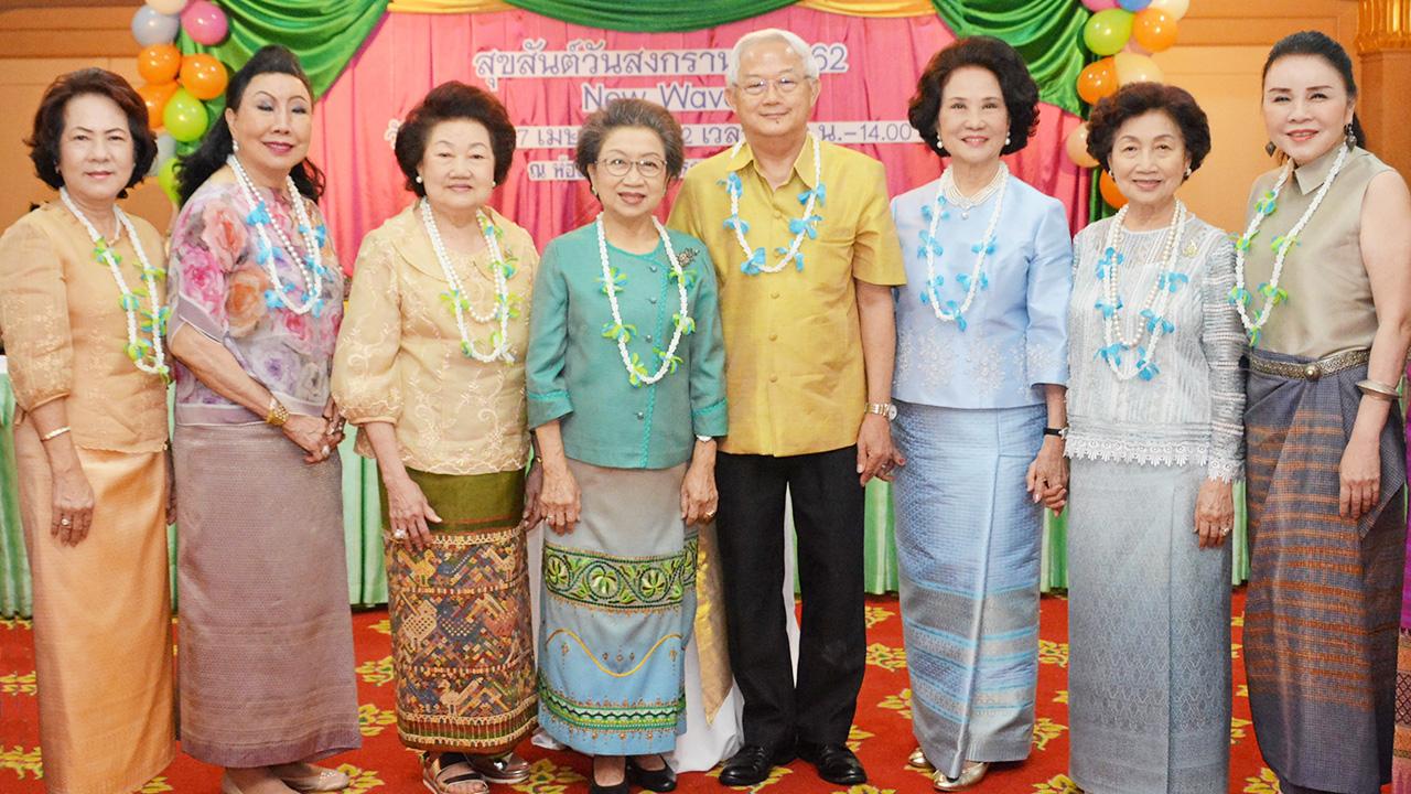 ชื่นมื่น สายพิณ พหลโยธิน จัดงานเลี้ยงพบปะสังสรรค์ “สุขสันต์วันสงกรานต์ 2562 New Wave” โดยมี ชาติชาย–อ้อยทิพย์ โฆษิตวัฒนฤกษ์, มุกดา เอื้อวัฒนะสกุล, สุพรรณรัศม์ ศิริหงษ์, รัตนา นรพัลลภ และ สงวนศรี สุทธิพงษ์ชัย มาร่วมงานด้วย ที่โรงแรมมณเฑียร วันก่อน.