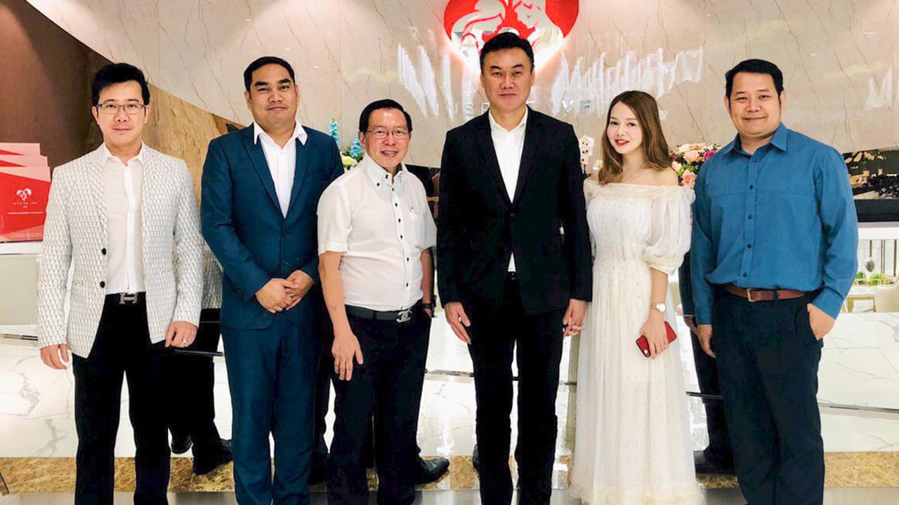รับปรึกษา ชนะชัย จุลจิราภรณ์ ให้การต้อนรับ พอล วาน และ ปริญญ์ เสถียรปกิรณกรณ์ ในโอกาสคลินิกอินสไปร์ ไอวีเอฟ ได้รับเลือกให้บริการด้านการแพทย์เฉพาะทางสำหรับผู้มีบุตรยากของ Morison Ksi โดยมี นพ.พุฒิพงศ์ ภูมิสุวรรณ มาร่วมงานด้วย ที่อาคารเพลินจิตเซ็นเตอร์ วันก่อน.