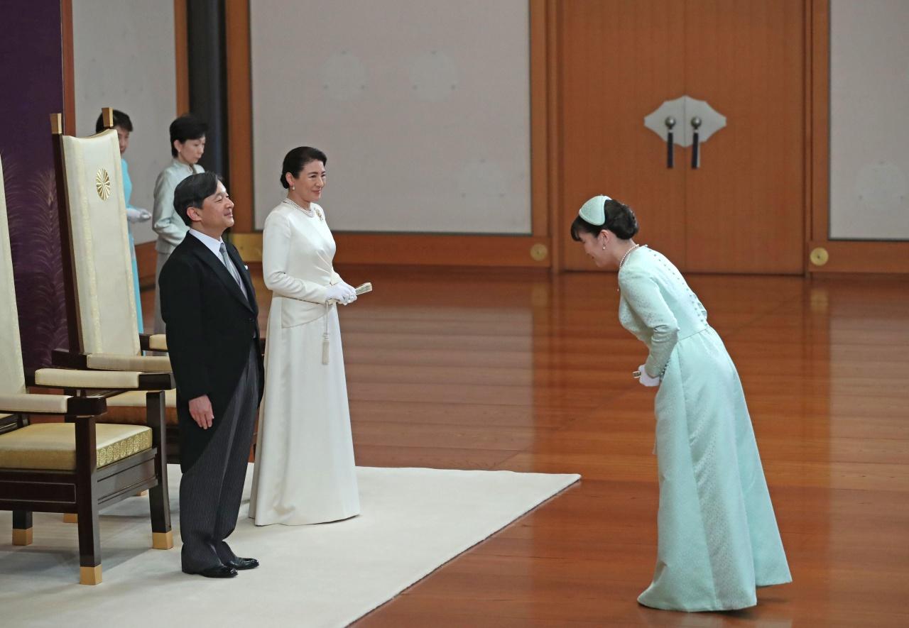 เจ้าหญิงมาโกะ ทรงถวายพระพรชัยมงคลแด่สมเด็จพระจักรพรรดินารุฮิโตะและสมเด็จพระราชินีมิชิโกะ