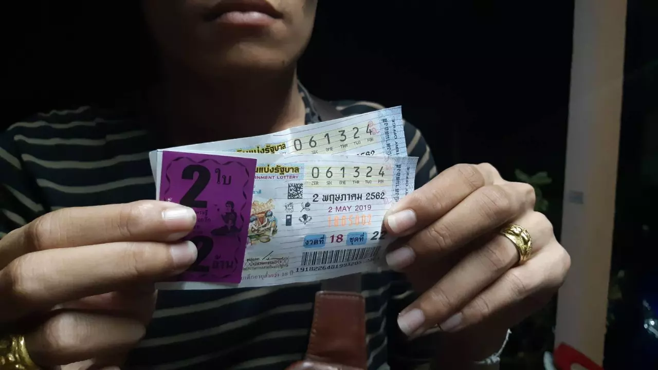 ป้าป่วยมะเร็งระยะสอง เฮงถูก 12 ล้าน เดินหาเลขในฝัน ไม่มี แม่ค้ายัดให้ 