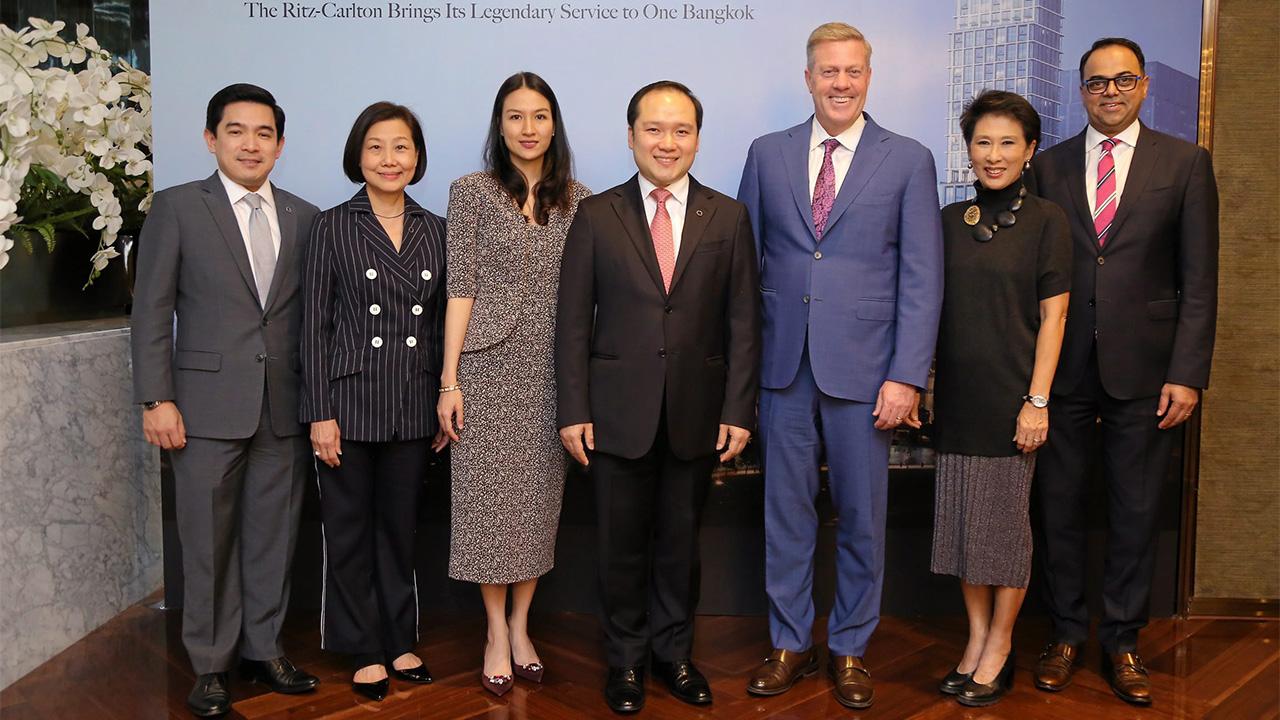 เปิดปี 66 ปณต สิริวัฒนภักดี, ซู หลิน ซูน และ เคร็ก สมิธ เปิดตัว “The Ritz-Carlton, Bangkok” โรงแรมสุดหรูในสไตล์ร่วมสมัยผสมกลิ่นอายความเป็นไทยแห่งแรกในกรุงเทพโดยมี อุรเสฏฐ นาวานุเคราะห์ และ รุจิราภรณ์ หวั่งหลี มาร่วมงานด้วย ที่วัน แบงค็อก วันก่อน.