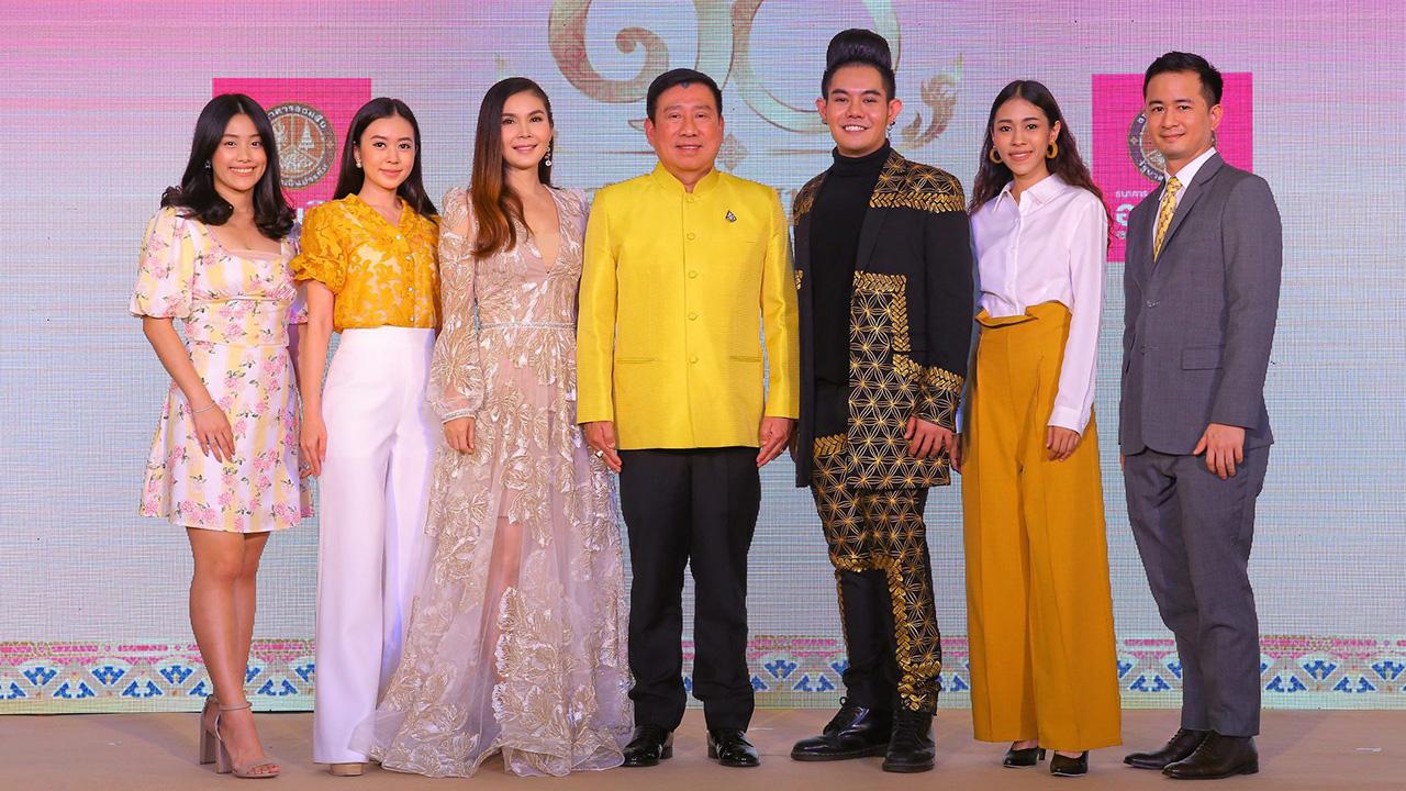 เฉลิมพระเกียรติ ชาติชาย พยุหนาวีชัย ผอ.ธนาคารออมสิน เปิดตัวโครงการ 10 สุขเฉลิมหล้าปวงประชาซิวิไลซ์ เฉลิมพระเกียรติเนื่องในโอกาสมหามงคลพระราชพิธีบรมราชาภิเษกโดยมี ม.ล.เยาวภา รังสิต และ กนกรส กิตติขจร มาร่วมงานด้วย ที่ฟิวเจอร์พาร์ค รังสิต วันก่อน.