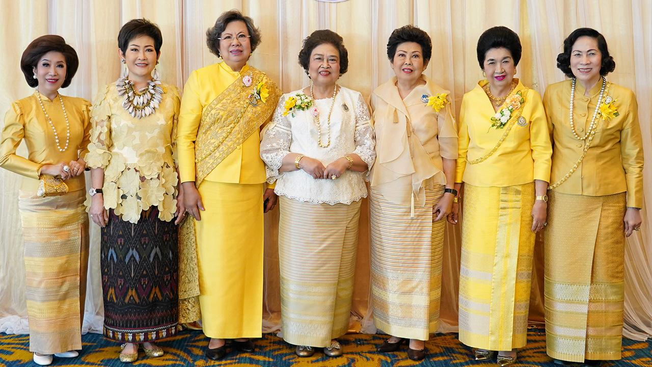 ดีเด่น มาลีรัตน์ ปลื้มจิตรชม นายกสมาคมแม่ดีเด่นแห่งชาติ จัดงานประชุมใหญ่ประจำปี พร้อมมอบโล่ประกาศเกียรติคุณแม่ดีเด่น โดยมี พล.ต.หญิง คุณหญิงอัสนีย์ เสาวภาพ, คุณหญิงโรส บริบาลบุรีภัณฑ์ และ คุณหญิงณัฐิกา อังอุบลกุล มาร่วมงานด้วย ที่ รร.เดอะ เบอร์เคลีย์ วันก่อน.