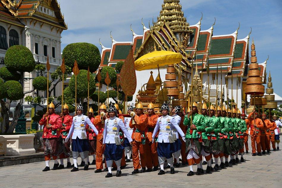 ริ้วขบวนเชิญฉัตรเครื่องสูงหลัง พระราชยานกง มีฉัตรเครื่องสูงทองแผ่ลวด 7 ชั้น 2 องค์ ฉัตรเครื่องสูงทองแผ่ลวด 5 ชั้น 6 องค์ บังแทรก ฉัตร 3 คัน ริ้วพระแสงหว่างเครื่องหลัง พระแสงดาบด้ามนาค พระแสงทวนถม และพระแสงง่ามด้ามไม้ต่อทอง