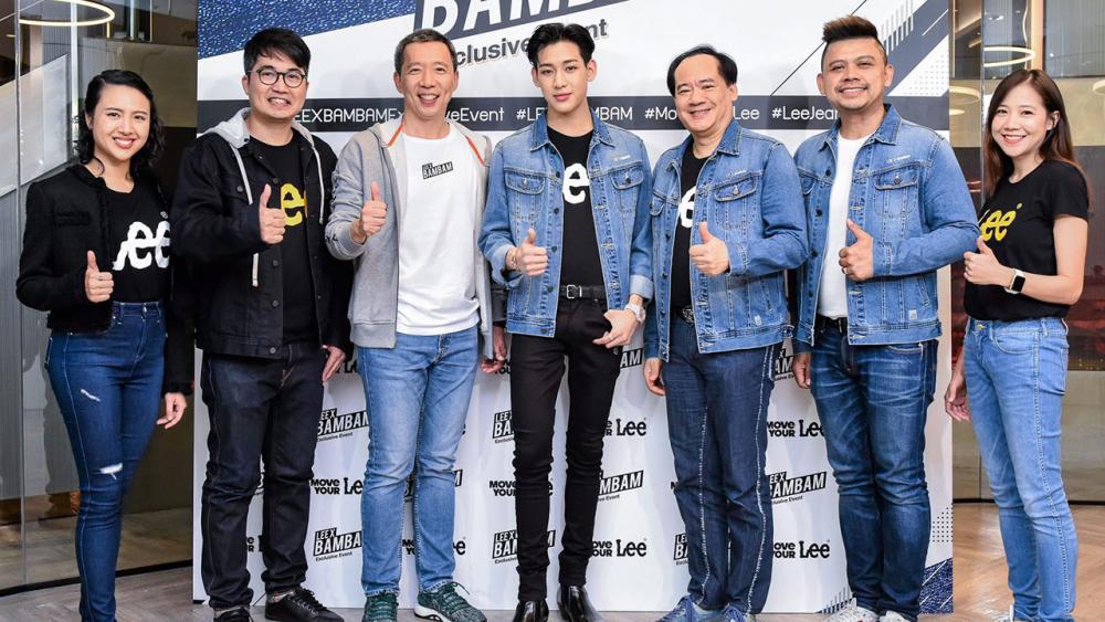 ใส่สบาย เอ็ดวิน ยัป ฮอสัน เปิดตัวคอลเลกชันฤดูร้อน 2019 จาก “LEEXBAMBAM” เพื่อตอบโจทย์การใช้ชีวิตของคนรุ่นใหม่ โดยมี ปกรณ์ พรรธนะแพทย์, ตามตะวัน แจ่มจำรัส และ กันต์พิมุกต์ ภูวกุล มาร่วมงานด้วย ที่โรงภาพยนตร์เอส เอฟ เวิลด์ ซีเนม่า เซ็นทรัลเวิลด์ วันก่อน.