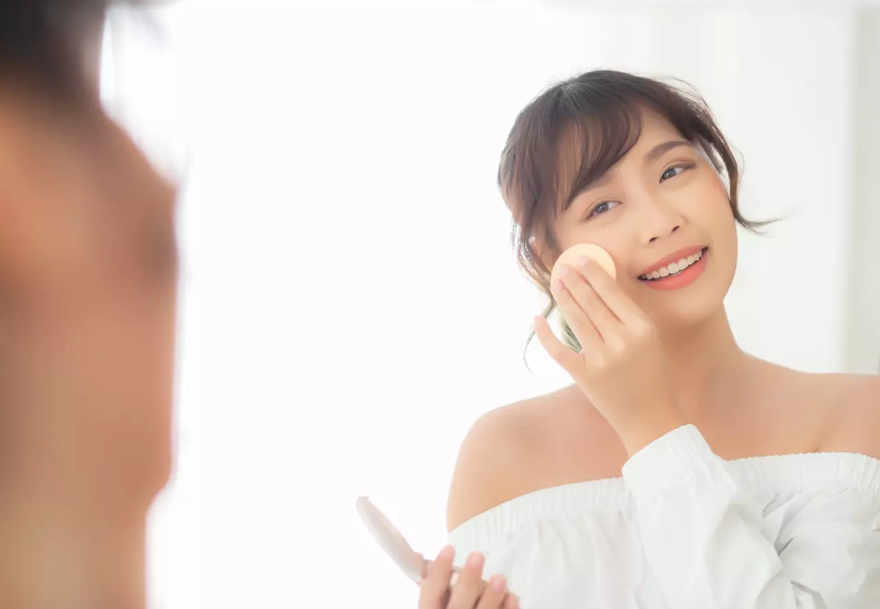 How to ทา "แป้งพัฟ" ยังไงให้สู้เหงื่อและแดด แถมติดทนไม่ดร็อประหว่างวัน