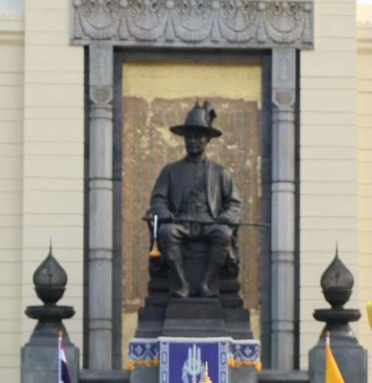 ปฐมบรมราชานุสรณ์ รัชกาลที่ 1 ณ เชิงสะพานพระพุทธยอดฟ้า