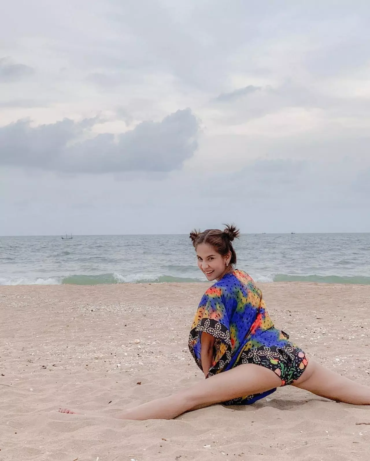 โฟกัสผิดจุด หนุ่มๆ ส่องซูม ท่าโพสสุดแซ่บของ หมิว สิริลภัส
