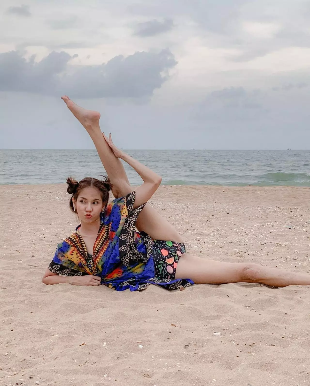 โฟกัสผิดจุด หนุ่มๆ ส่องซูม ท่าโพสสุดแซ่บของ หมิว สิริลภัส