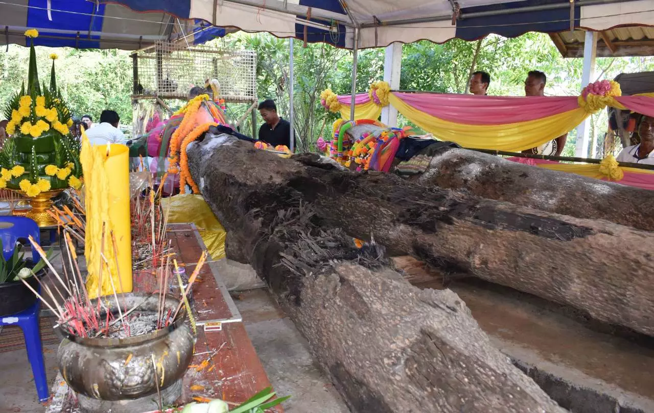 คอหวยบุกวัดใหม่สามัคคี ขอเลขเด็ดแม่ตะเคียนคู่ เจ้าแม่จำปา-เจ้าแม่จำปี