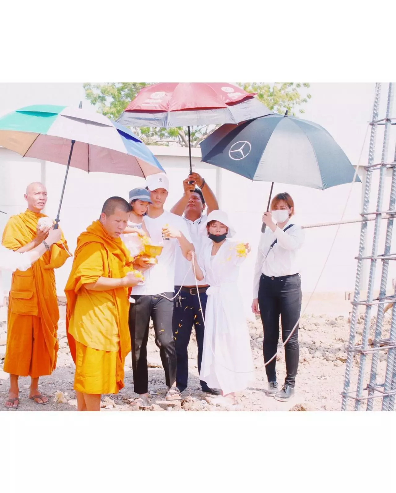กุ๊บกิ๊บ ให้หวย เผยภาพถ่ายในขันน้ำมนต์ตอนทำพิธีลงเสาเอก
