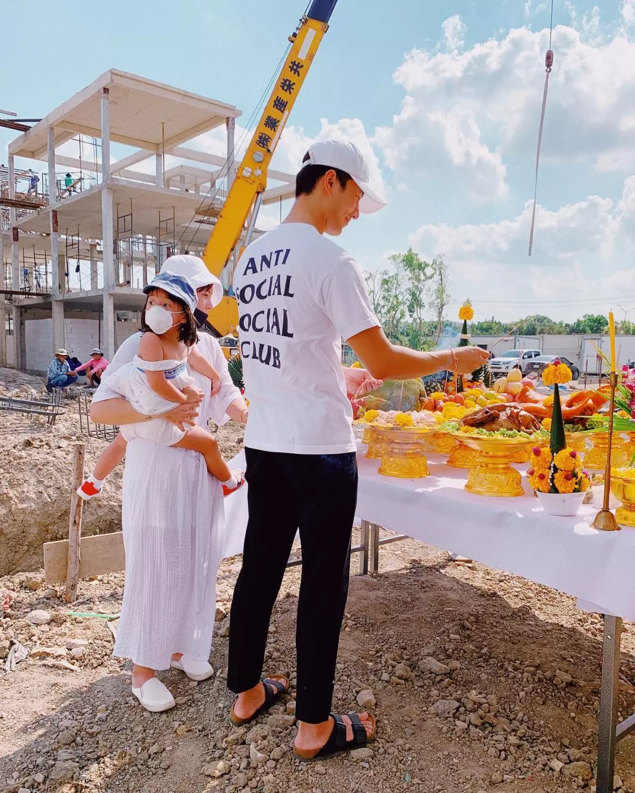 กุ๊บกิ๊บ ให้หวย เผยภาพถ่ายในขันน้ำมนต์ตอนทำพิธีลงเสาเอก