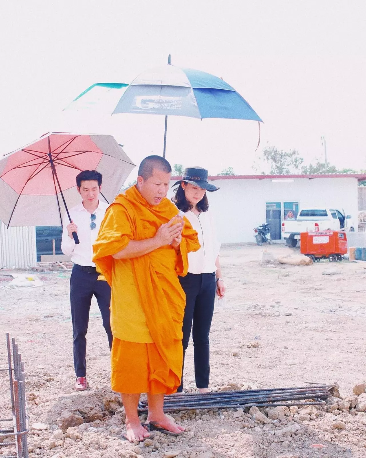 กุ๊บกิ๊บ ให้หวย เผยภาพถ่ายในขันน้ำมนต์ตอนทำพิธีลงเสาเอก