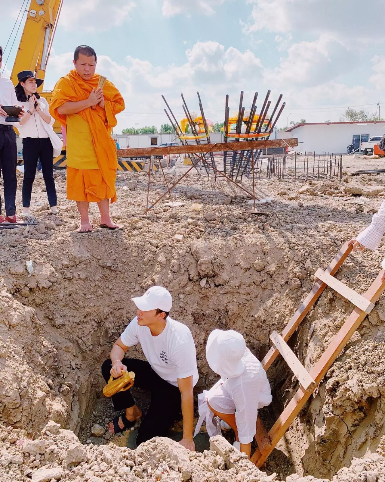 กุ๊บกิ๊บ ให้หวย เผยภาพถ่ายในขันน้ำมนต์ตอนทำพิธีลงเสาเอก