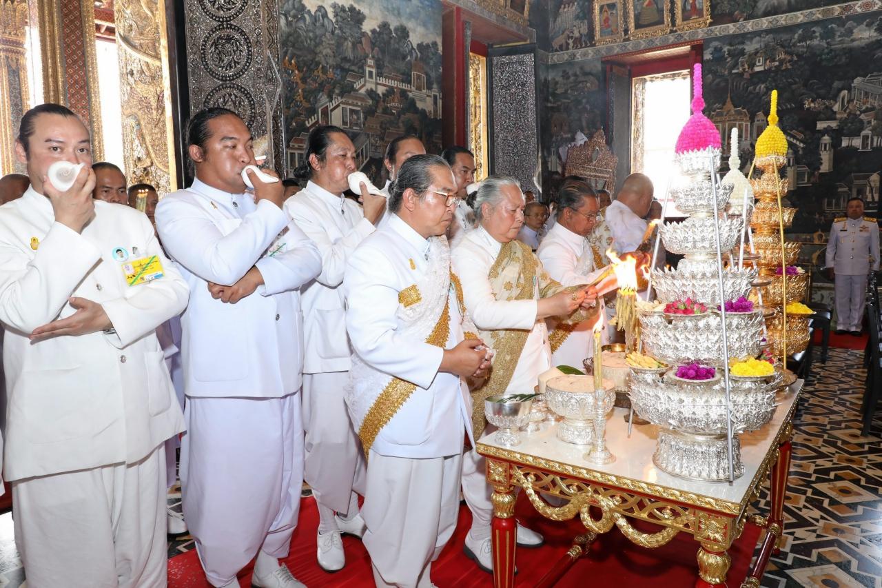 พิธีจารึกพระสุพรรณบัฏ ดวงพระบรมราชสมภพ และแกะพระราชลัญจกรประจำรัชกาล ณ.พระอุโบสถวัดพระศรีรัตนศาสดาราม ในพระบรมมหาราชวัง เมื่อ 23 เมษายน 2562