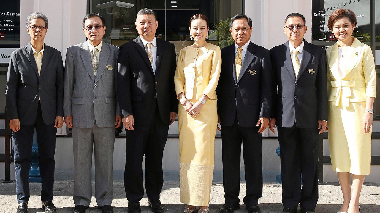 เปิดแล้ว นวลพรรณ ล่ำซำ, พิพิธ พิชัยศรทัต, บุญชัย แสงจันทร์, วิชัย ชาญสาคร, สุเมธ ภิญโญสนิท, เพ็ญพร จุลกะ และ ร.อ.หญิง ชญาดา หนีพาล มาร่วมในงานเปิดร้าน โกลเด้น เพลซ เพื่อรองรับนักท่องเที่ยวทั้งชาวไทยและชาวต่างชาติ ที่บริเวณพระบรมมหาราชวัง วันก่อน.