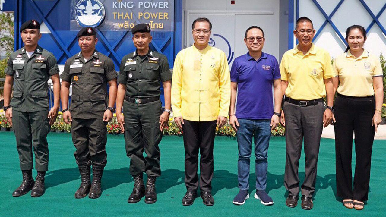 ดีมาก วีระศักดิ์ โควสุรัตน์ รมว.การท่องเที่ยวและกีฬา และ นิพนธ์ รักศรีอักษร มอบห้องน้ำในโครงการ “คิง เพาเวอร์ ไทย เพาเวอร์ พลังคนไทย สุขา สุขใจ” ให้แก่ พ.ต.อ.อนุชา จารุนัฎ โดยมี ชัยวัฒน์ ชื่นโกสุม มาร่วมงานด้วย ณ กองร้อย ตชด.ที่ 246 อ.เชียงคาน จ.เลย วันก่อน.