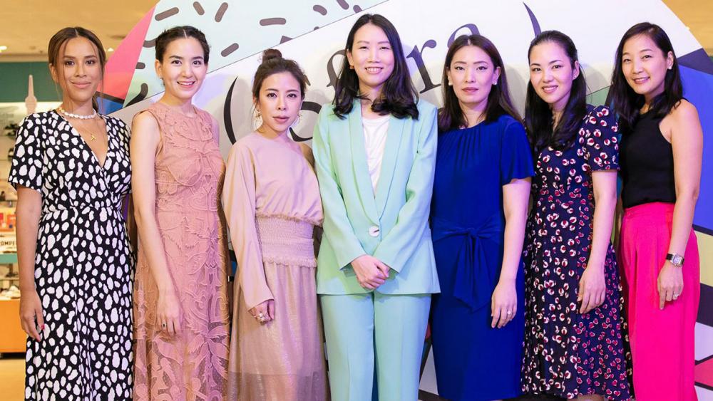 ของเด็ก ธาพิดา นรพัลลภ จัดงานเปิดตัว Sfera Kids แบรนด์เสื้อผ้าเด็กสีสันสดใสสวมใส่สบายจากสเปน โดยมี ธชล ขจรมาศบุษป์, ชิดจันทร์ รุจิพรรณ, มิลิน ยุวจรัสกุล, จุฬาลักษณ์ ผลภิภม, กัลย์ธีรา จิราธิวัฒน์ และ สุกัญญา ประชุมสุข มาร่วมงานด้วย ที่เซ็นทรัล ชิดลม วันก่อน.