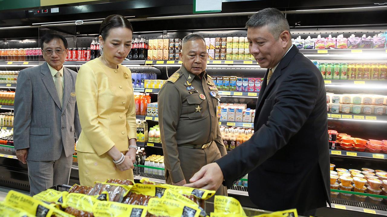 วิชัย ชาญสาคร, นวลพรรณ ล่ำซำ, พิพิธ พิชัยศรทัต, คณะกรรมการบริษัท สุวรรณชาด จำกัดฯ นำพลอากาศเอกสถิตย์พงษ์ สุขวิมล ชมภายในร้าน.