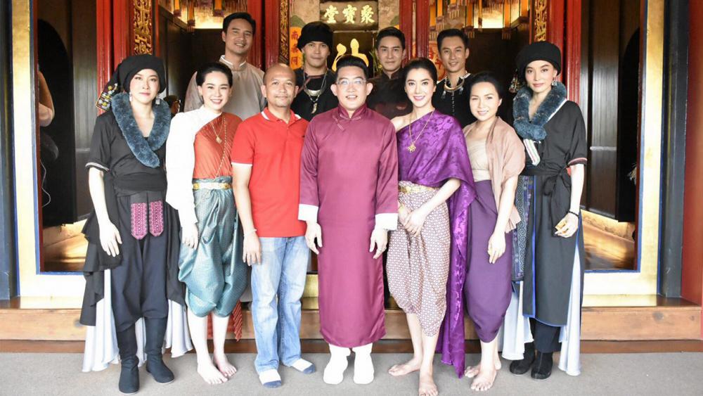 ฤกษ์ดี ป้อน–นิพนธ์ ผิวเณร หัวเรือใหญ่ฝ่ายละคร ช่องวัน 31 เชิญ อ.คฑา ชินบัญชร บวงสรวงละคร “เรือนไหมมัจจุราช” ละครพีเรียดรสแซ่บ นักแสดง กัปตัน–ภูธเนศ, เชียร์–ฑิฆัมพร, น๊อต–วรฤทธิ์, ไอซ์–อภิษฎา, นุ้ย–สุจิรา, ออร์แกน–ราศี, จ๊ะจ๋า–พริมรตาฯลฯ ร่วมงาน ที่ล้ง 1919.
