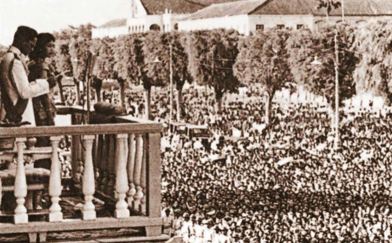 พระบาทสมเด็จพระปรมินทรมหาภูมิพลอดุลยเดช บรมนาถบพิตร (รัชกาลที่ 9) และ สมเด็จพระนางเจ้าสิริกิติ์ พระบรมราชินี เสด็จออก “สีหบัญชร” ณ “พระที่นั่งสุทไธสวรรย์ปราสาท” ทรงพระกรุณาโปรดเกล้าฯ พระราชทานพระบรมราชวโรกาสให้ประชาชนเฝ้าฯ ถวายพระพรชัยมงคลในพระราชพิธีบรมราชาภิเษก เมื่อ 7 พฤษภาคม 2493 เวลา 16.30 น.