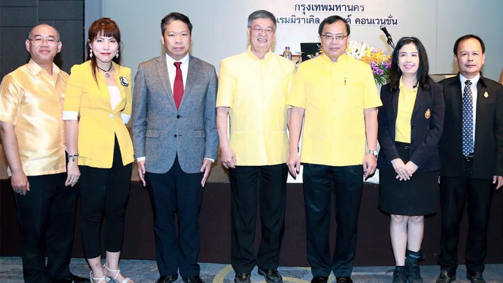 สัมมนา กฤช เอื้อวงศ์ เปิดการสัมมนาระดมความคิดเห็นตามโครงการวิจัยประเมินผลกระบวนการได้มาซึ่งสมาชิกวุฒิสภา โดยมี วิชชุดา เมฆานุวงศ์, ผศ.ดร.วิชัย โถสุวรรณจินดา, รศ.ดร.จอมพงศ์ มงคลวนิช และ ผศ.ดร.จิดาภา ถิรศิริกุล มาร่วมงานด้วย ที่โรงแรมมิราเคิล แกรนด์ วันก่อน.