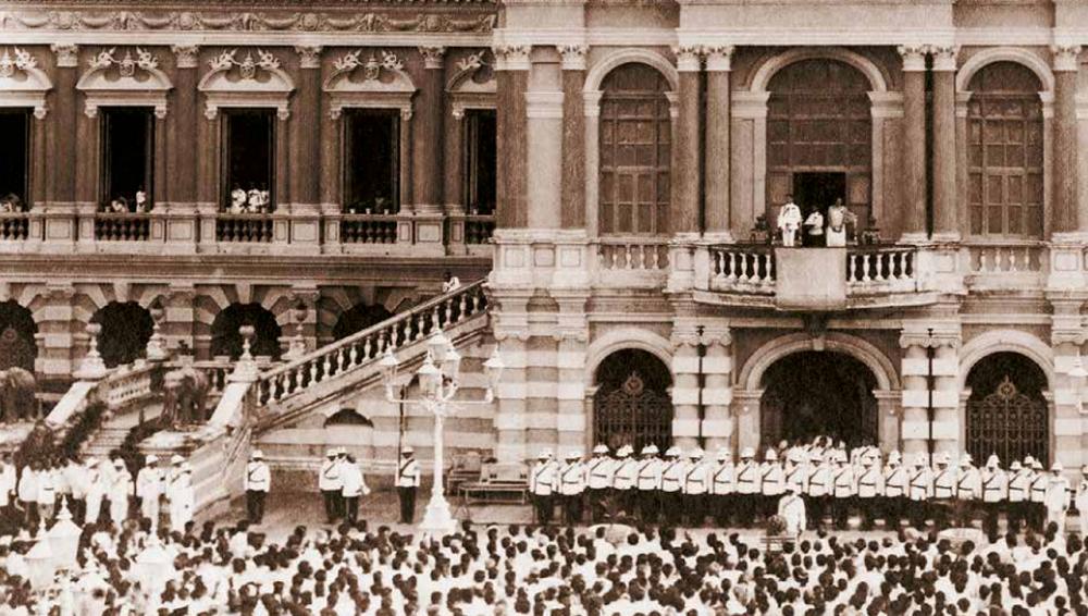 วันที่ 27 กุมภาพันธ์ 2468 รัชกาลที่ 7 และสมเด็จพระนางเจ้ารำไพพรรณี พระบรมราชินี ได้เสด็จออกมุขเด็จ ณ พระที่นั่งจักรีมหาปราสาท