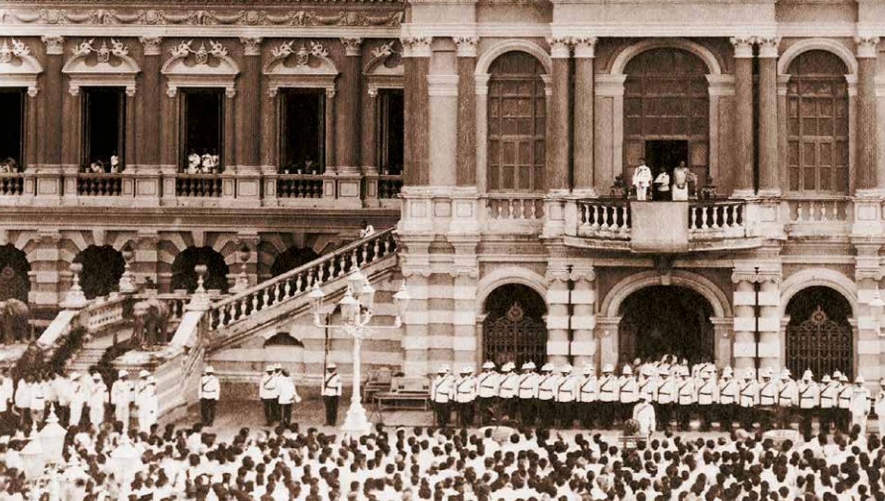 วันที่ 27 กุมภาพันธ์ 2468 รัชกาลที่ 7 และสมเด็จพระนางเจ้ารำไพพรรณี พระบรมราชินี ได้เสด็จออกมุขเด็จ ณ พระที่นั่งจักรีมหาปราสาท