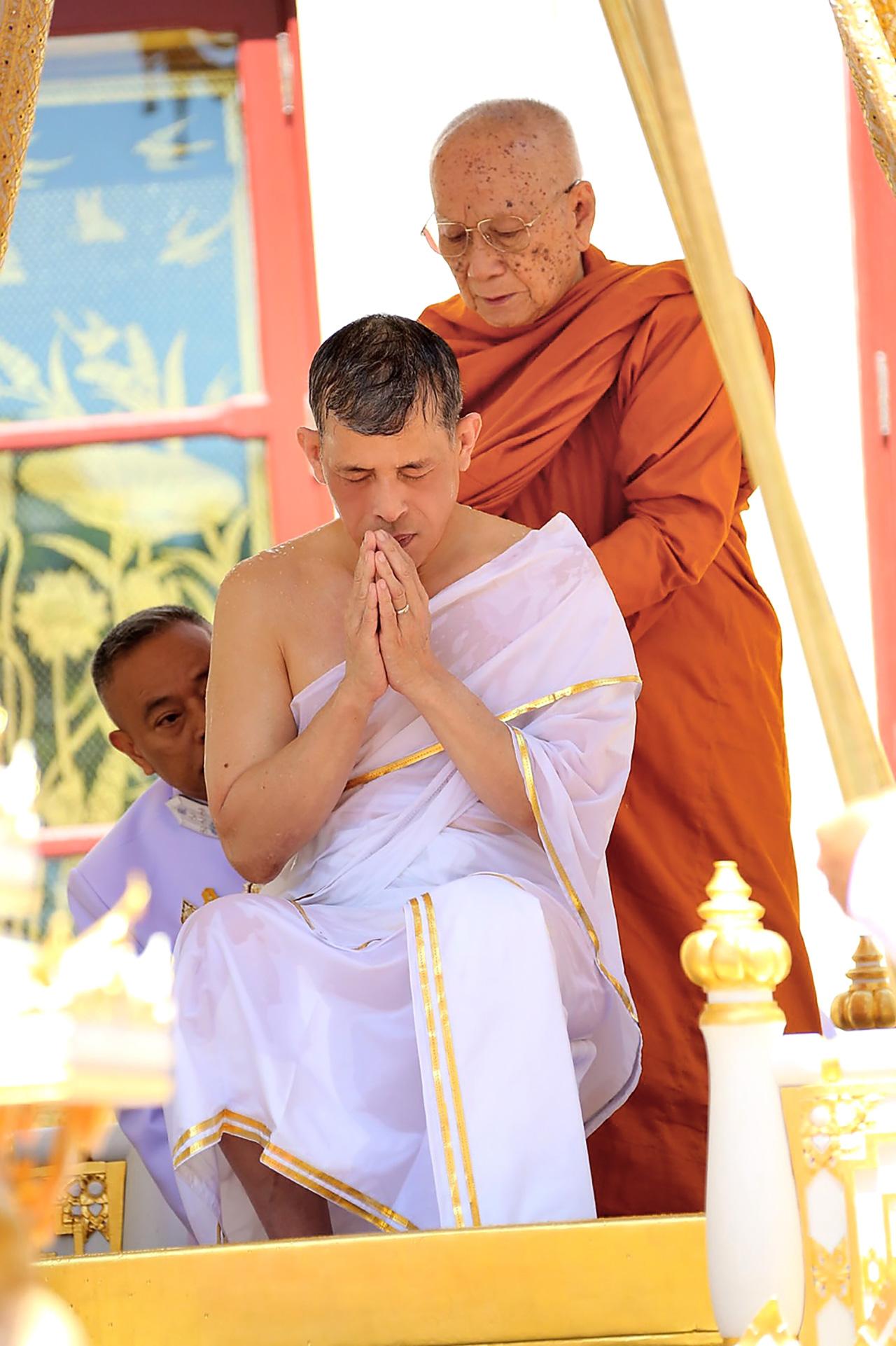 สมเด็จพระเจ้าอยู่หัว เสด็จฯ ในการพิธีสรงพระมุรธาภิเษก