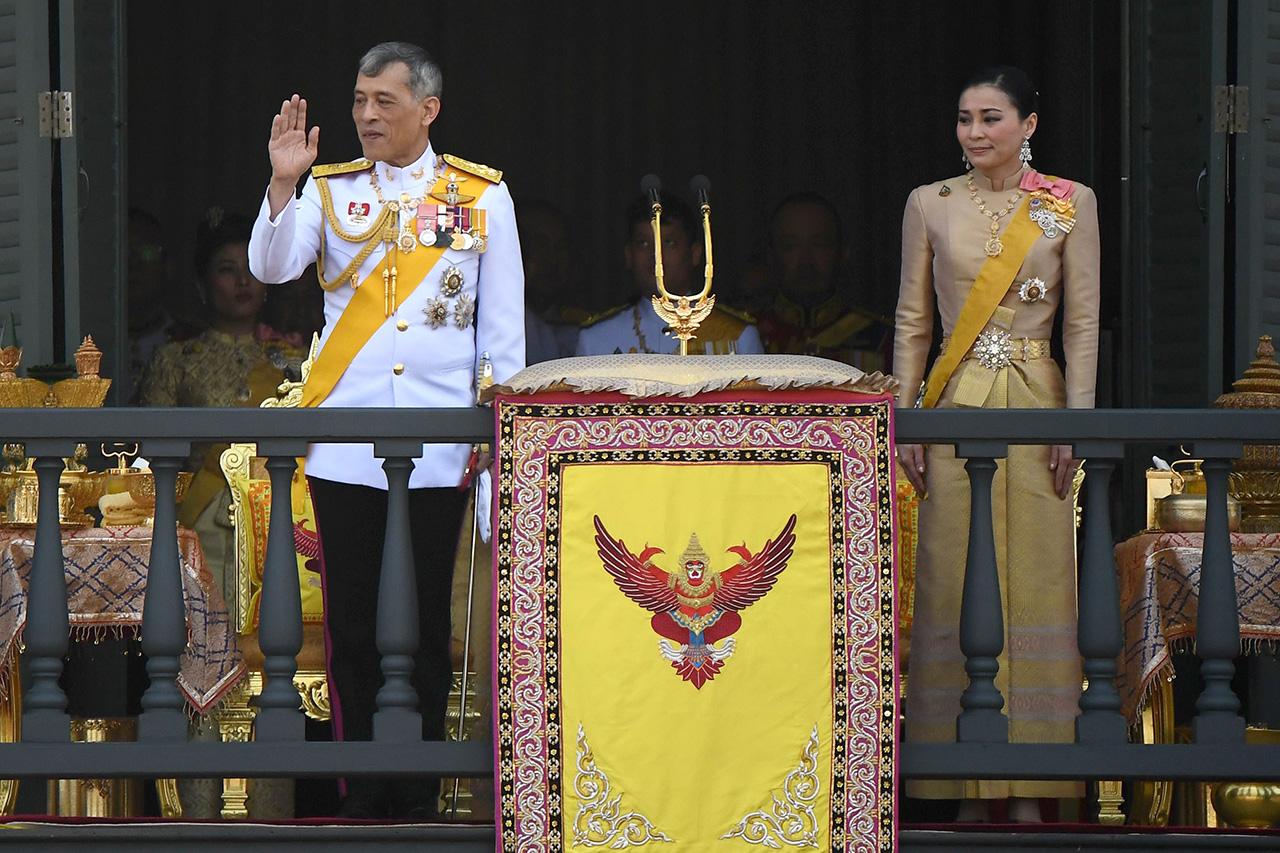 พระบาทสมเด็จพระเจ้าอยู่หัว เสด็จออกสีหบัญชร พระที่นั่งสุทไธสวรรย์ปราสาท