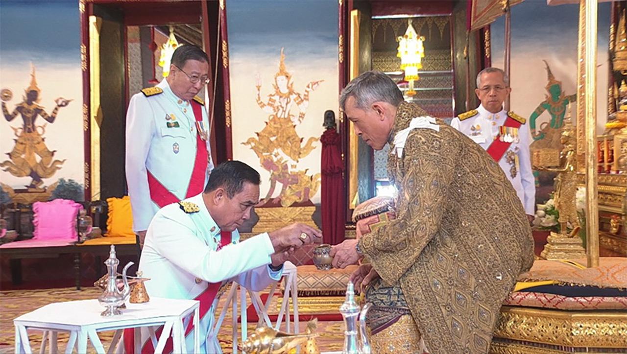 สมเด็จพระเจ้าอยู่หัว ประทับพระที่นั่งอัฐทิศอุทุมพร ทรงรับน้ำอภิเษกทั้ง 8 ทิศ