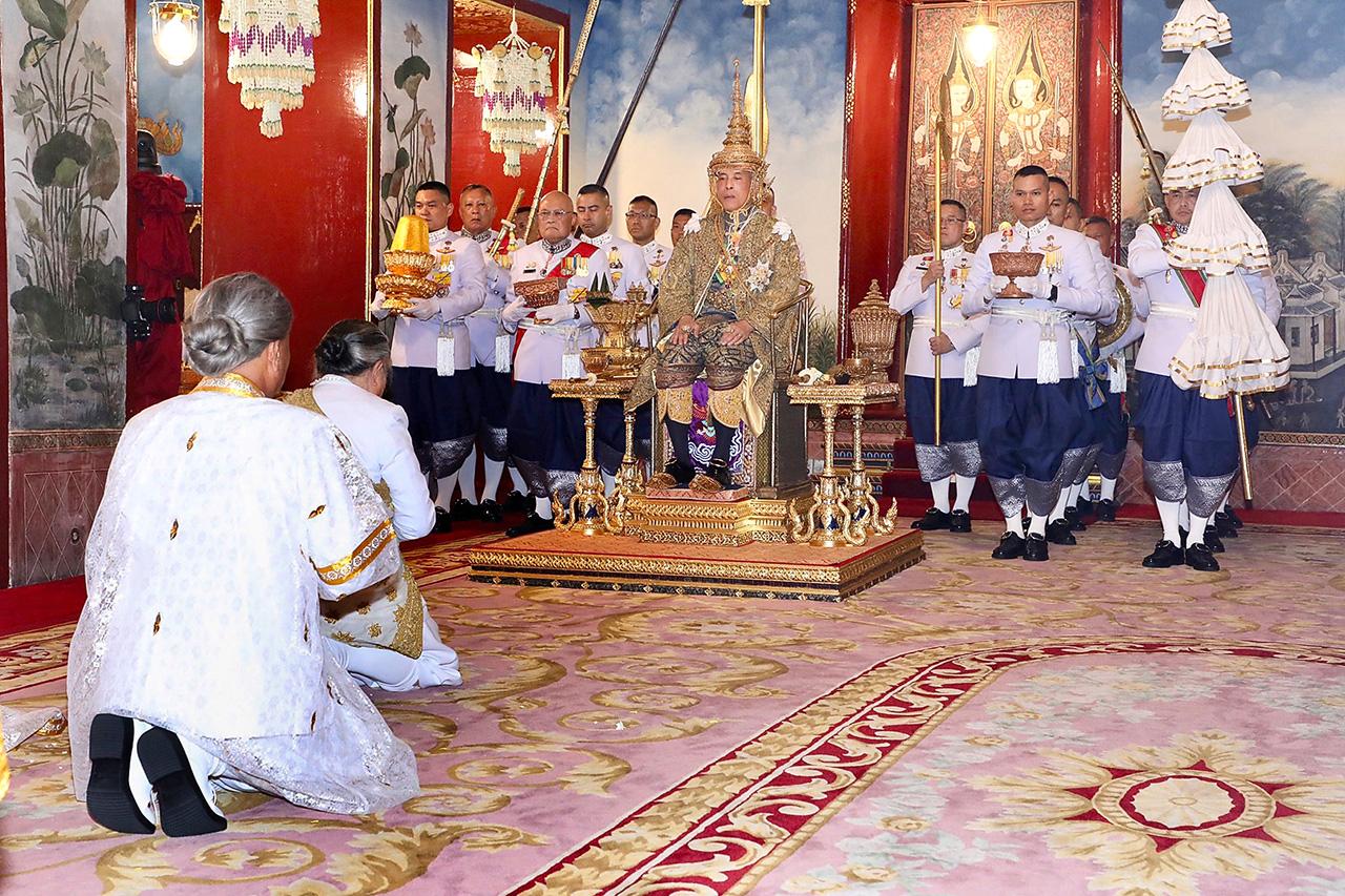 พระบาทสมเด็จพระเจ้าอยู่หัว ทรงรับเครื่องราชกกุธภัณฑ์