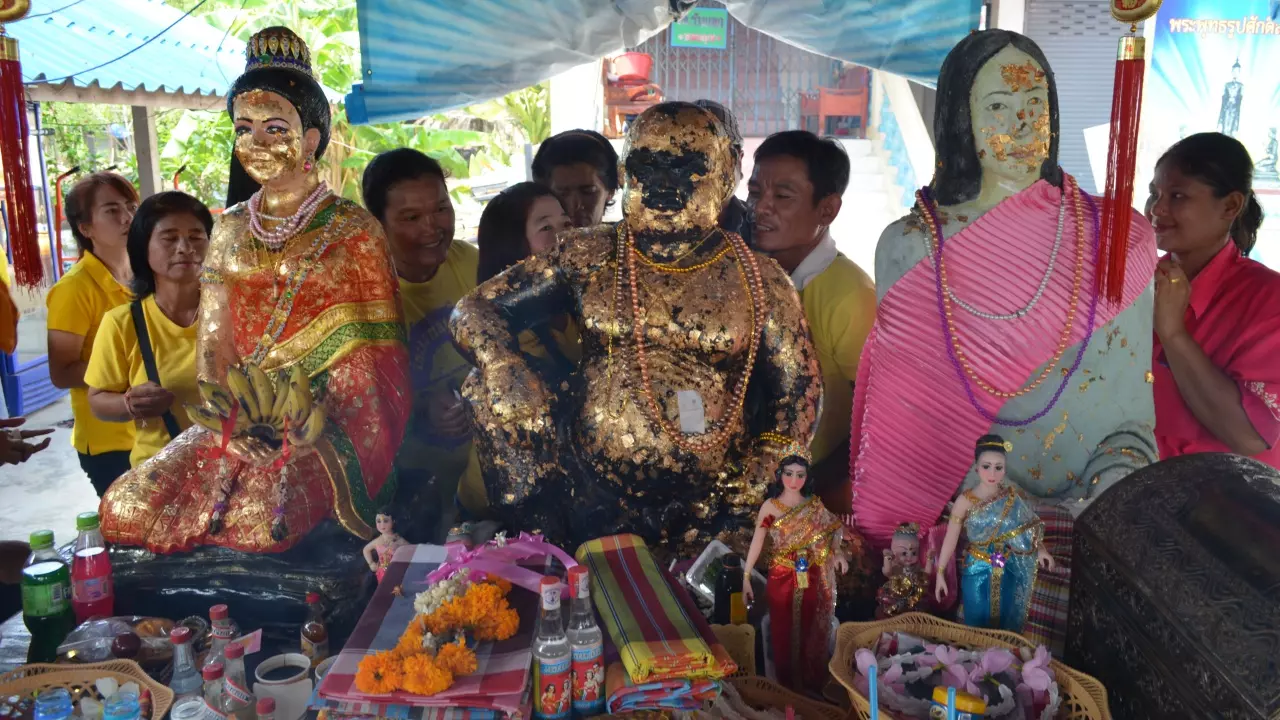 คนดวงเฮงแห่แก้บน "วัดไผ่แขก" หลังโชคดีถูกลอตเตอรี่ได้เงินหลักแสน