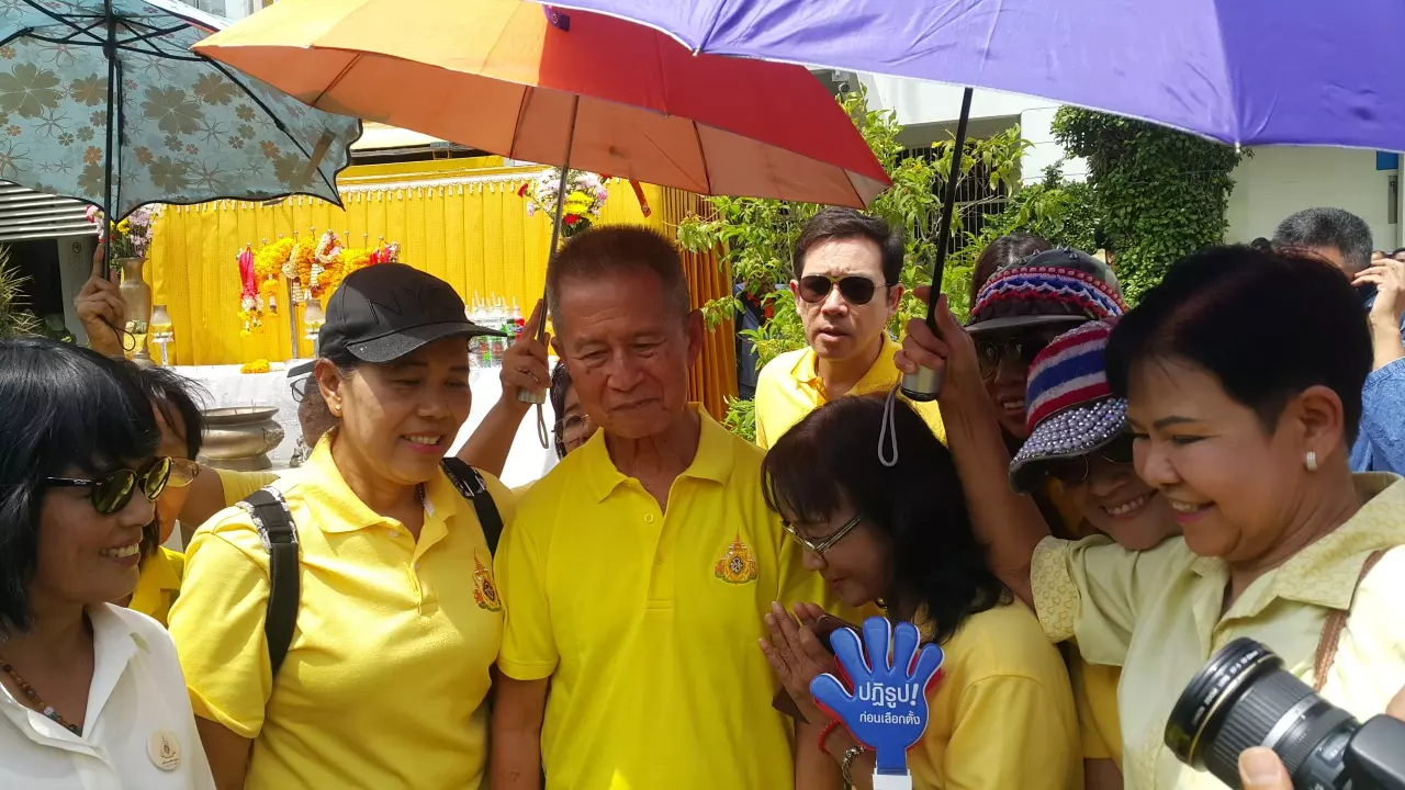 กลุ่มพันธมิตรแห่ต้อนรับ 5 แกนนำพ้นคุก หลังได้รับพระราชทานอภัยโทษ