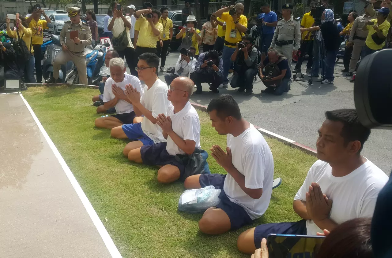 กลุ่มพันธมิตรแห่ต้อนรับ 5 แกนนำพ้นคุก หลังได้รับพระราชทานอภัยโทษ