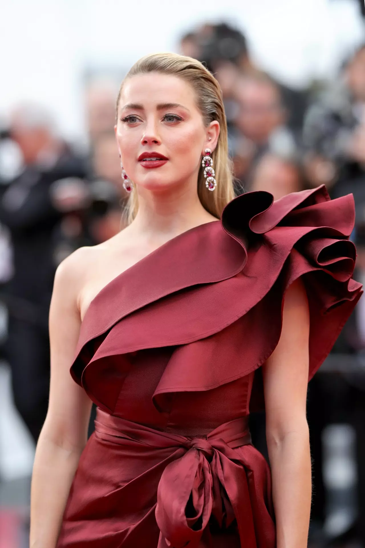แดงไหนเด่น แดงไหนดับ "แฟชั่น" ไม่มีแรงเดิน Red or Red บน "Cannes 2019"