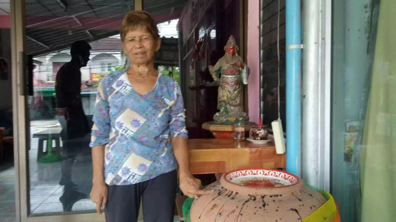 ฮือฮา ตุ่มตกน้ำมัน มรดก100ปี "คุณยายปราณี" เชื่อบันดาลโชคดี