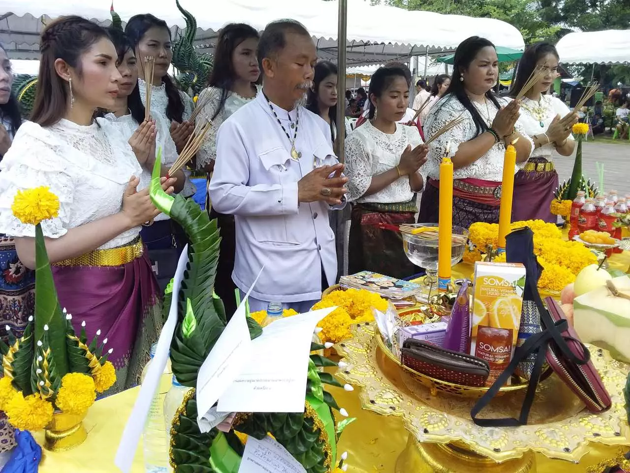 เปิดโชครับทรัพย์ วันพระที่คำชะโนดคนแน่น ลูบแป้ง-ส่องเลข