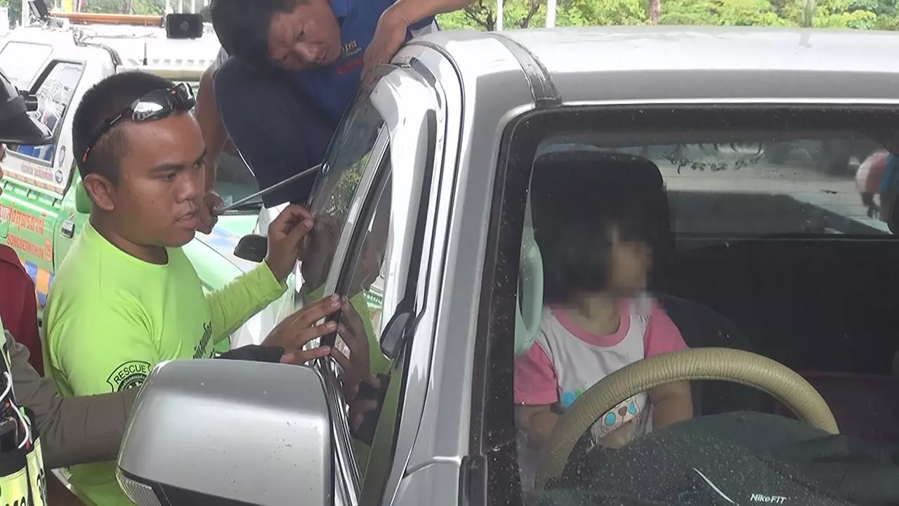พ่อลุ้นระทึกลูกน้อยติดรถ เล่นไปโดนปุ่มล็อก ช่างกุญแจผ่านช่วยสำเร็จ (คลิป)