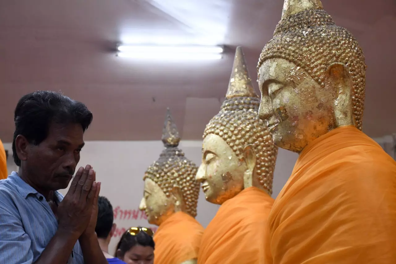 สักการะ "หลวงพ่อโสธร" พระคู่บ้านคู่เมืองแปดริ้ว คนภาคตะวันออกล้วนศรัทธา